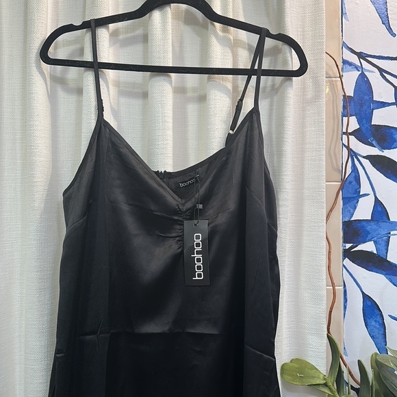 NWT Women’s Boohoo Black 100% Polyester V Neck Zip Up Slip Dress Size Large - Picture 2 of 8